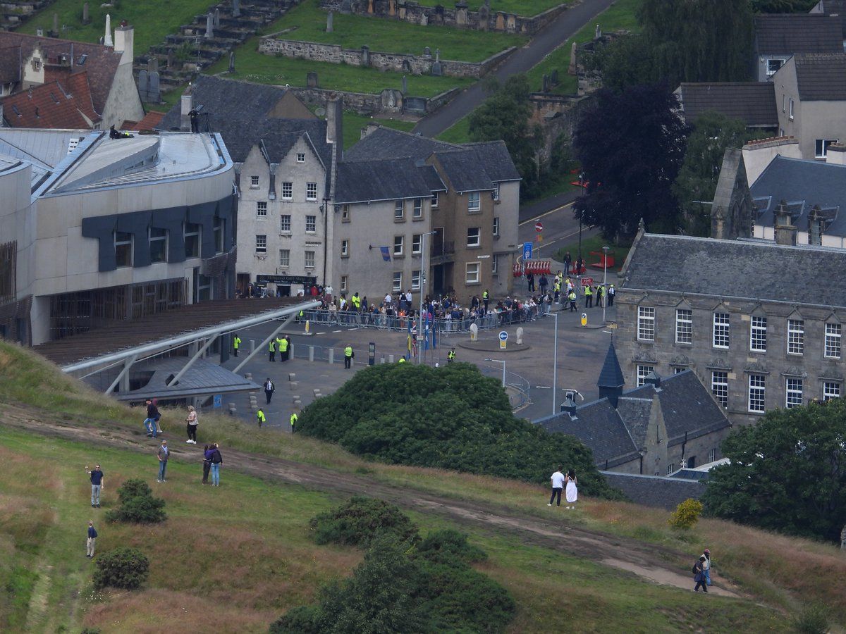 oh my god twitter doesn’t include alt text from images in their API